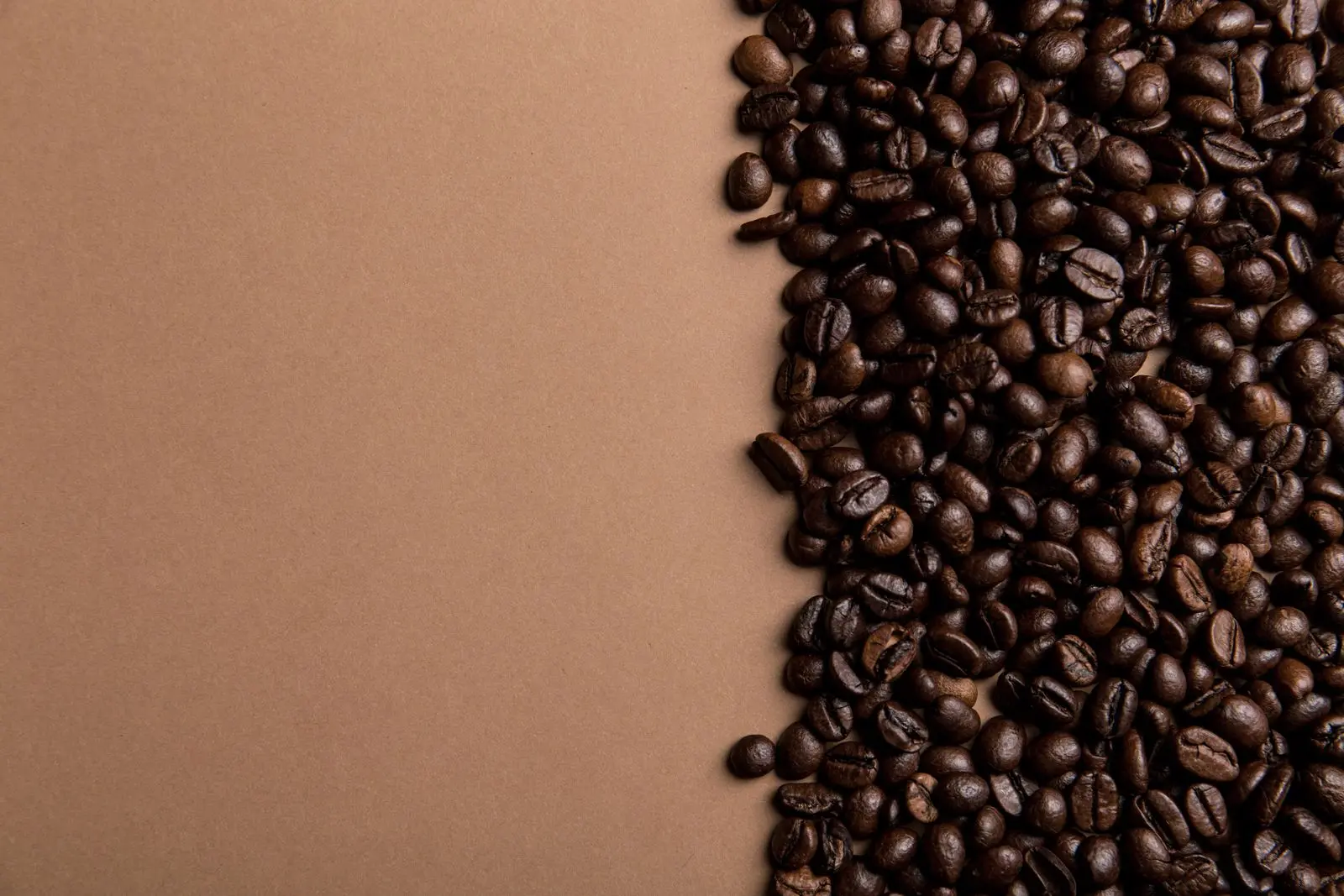 Persona sirviéndose café en una máquina superautomática de la cocina de una oficina